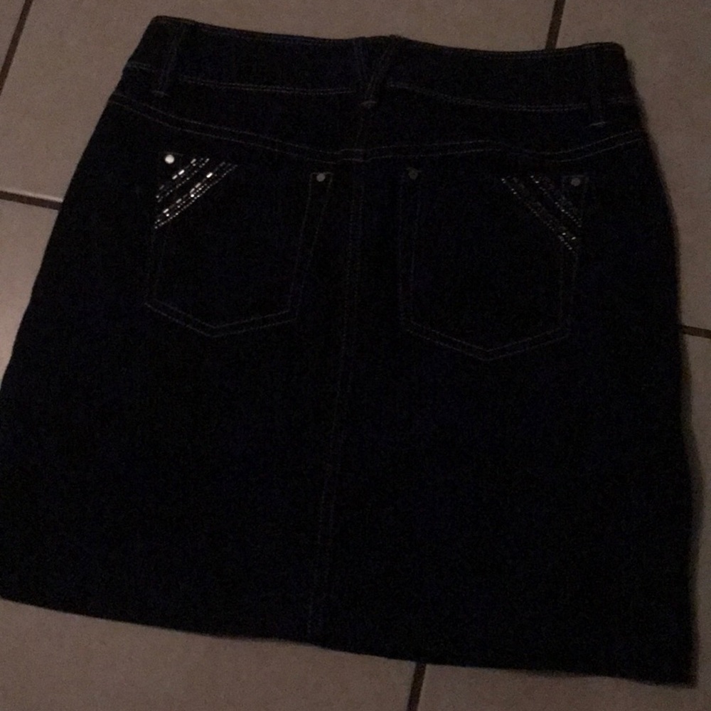 2/25 White Black House Market black skirt 🤍
